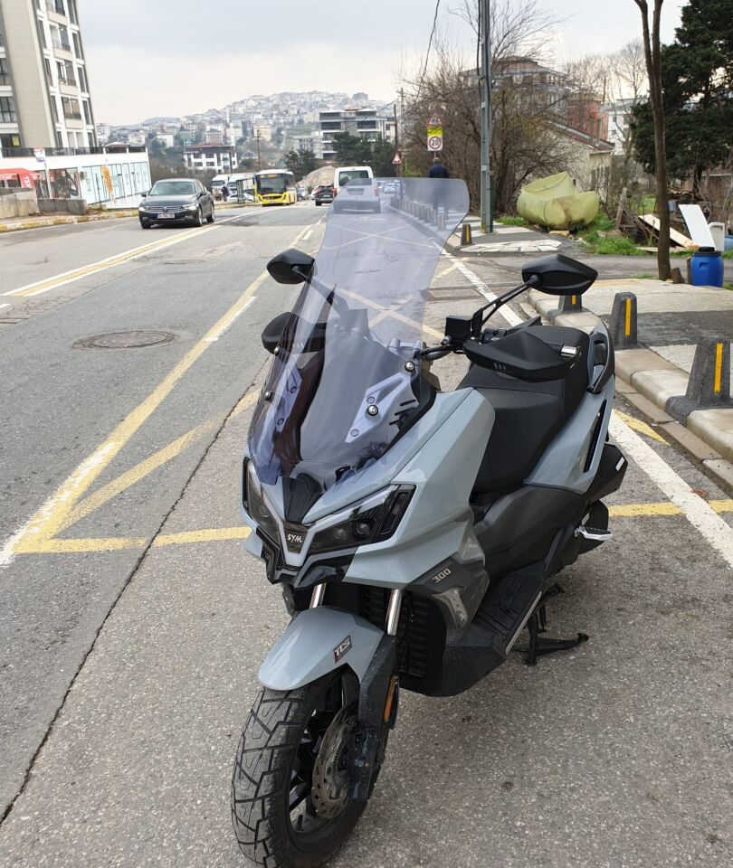 MOTOCAM SYM ADX 300 Ön Cam 2024-2026 Model 65cm Füme Renkli 4mm ORTA BOYLU