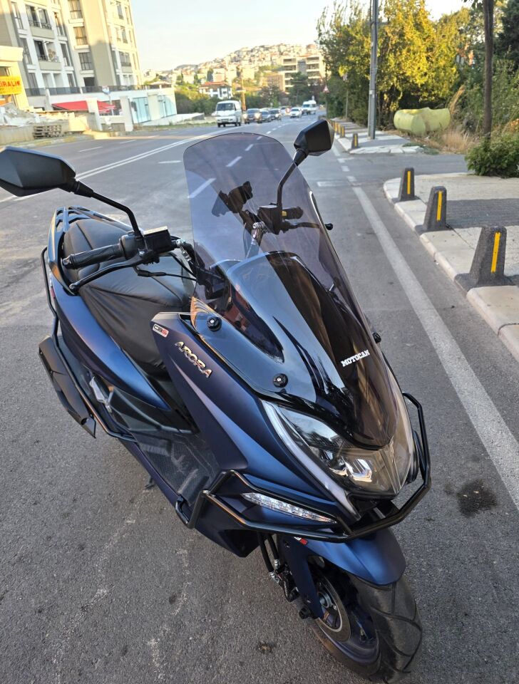 MOTOCAM Arora Safari PRO Ön Cam 2023-2026 Model 70cm Füme Renkli 4mm ORİJİNAL BOYLU