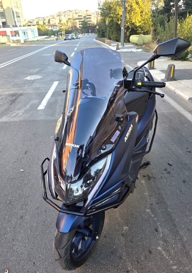 MOTOCAM Arora Safari PRO Ön Cam 2023-2026 Model 70cm Füme Renkli 4mm ORİJİNAL BOYLU