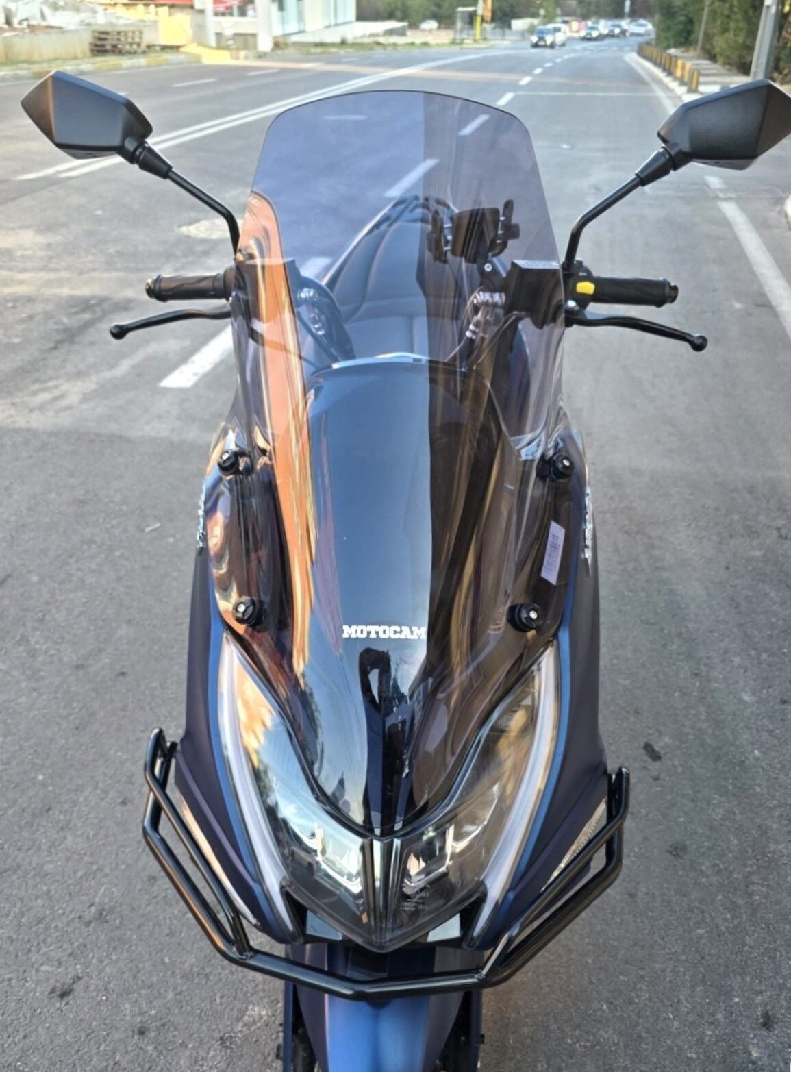 MOTOCAM Arora Safari PRO Ön Cam 2023-2026 Model 70cm Füme Renkli 4mm ORİJİNAL BOYLU