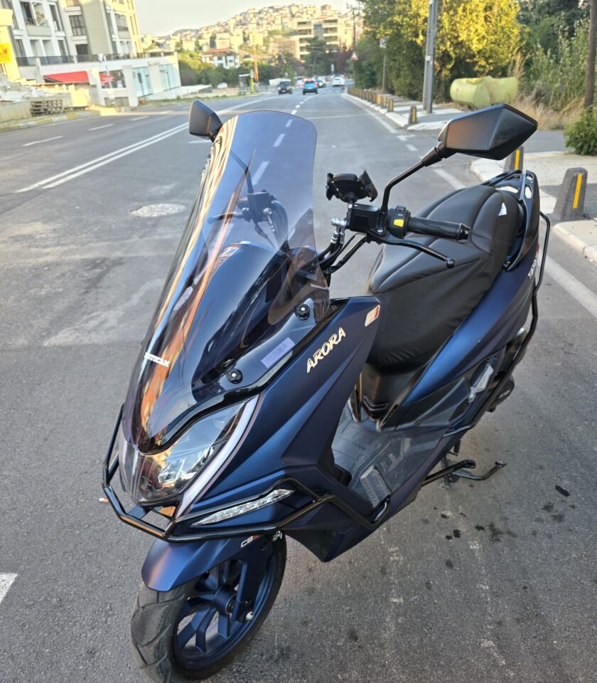 MOTOCAM Arora Safari PRO Ön Cam 2023-2026 Model 70cm Füme Renkli 4mm ORİJİNAL BOYLU