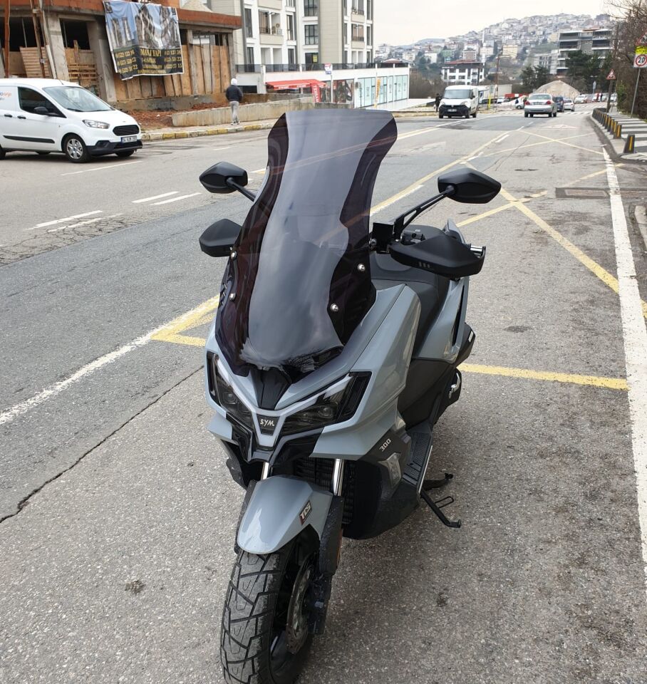 MOTOCAM SYM ADX 300 Ön Cam 2024-2026 Model 65cm Siyah Renkli 4mm ORTA BOYLU