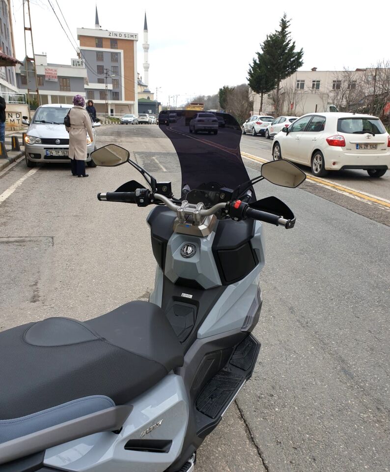 MOTOCAM SYM ADX 300 Ön Cam 2024-2026 Model 65cm Siyah Renkli 4mm ORTA BOYLU