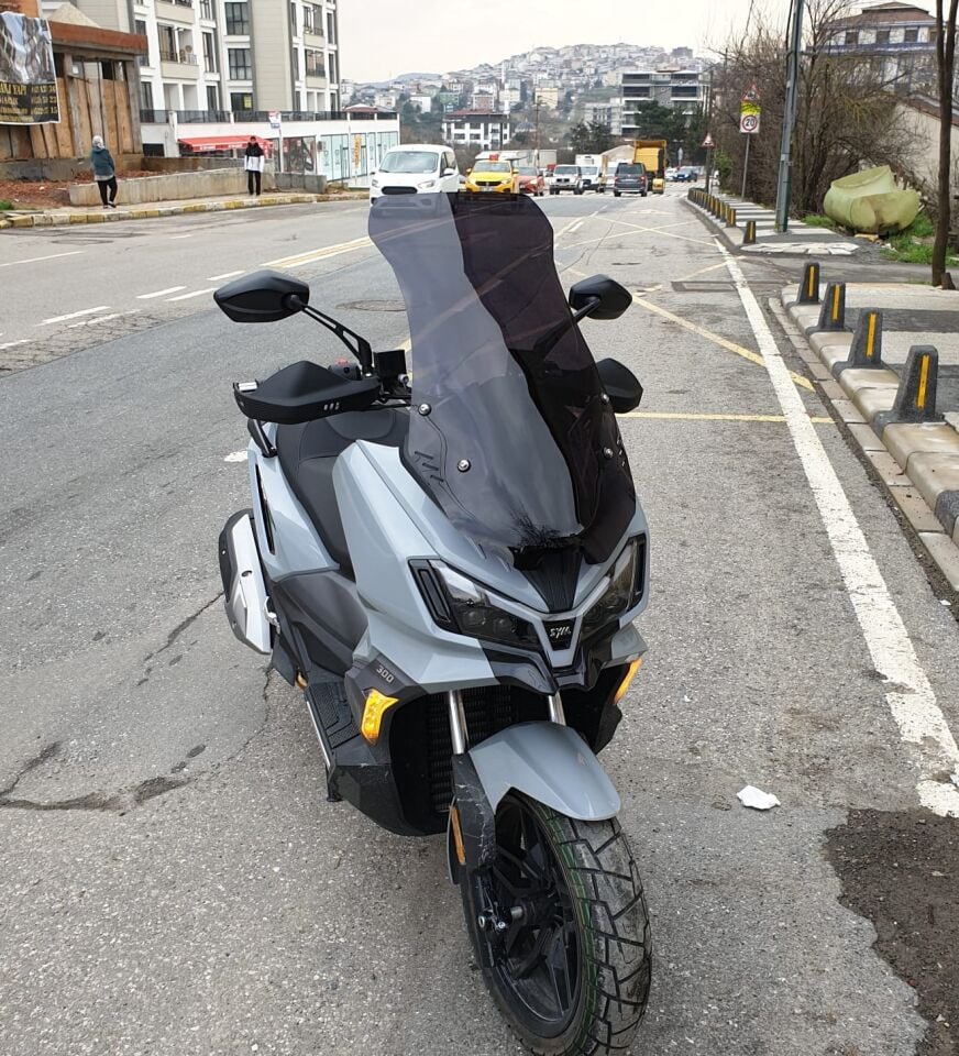 MOTOCAM SYM ADX 300 Ön Cam 2024-2026 Model 65cm Siyah Renkli 4mm ORTA BOYLU