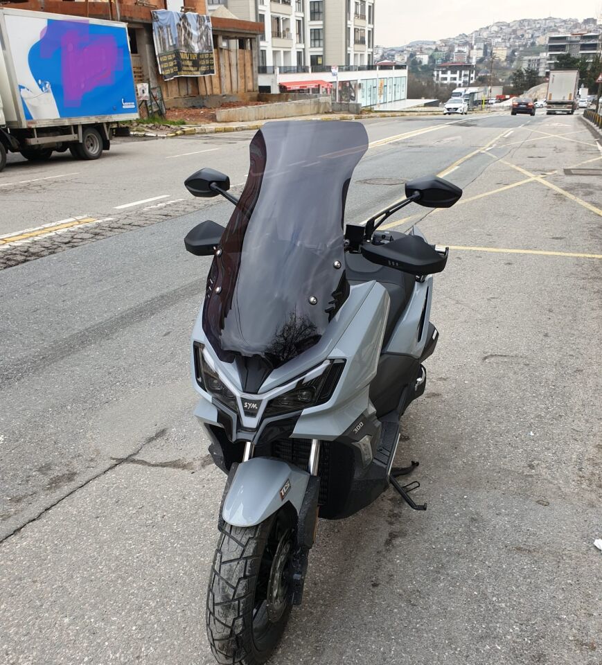 MOTOCAM SYM ADX 300 Ön Cam 2024-2026 Model 65cm Siyah Renkli 4mm ORTA BOYLU