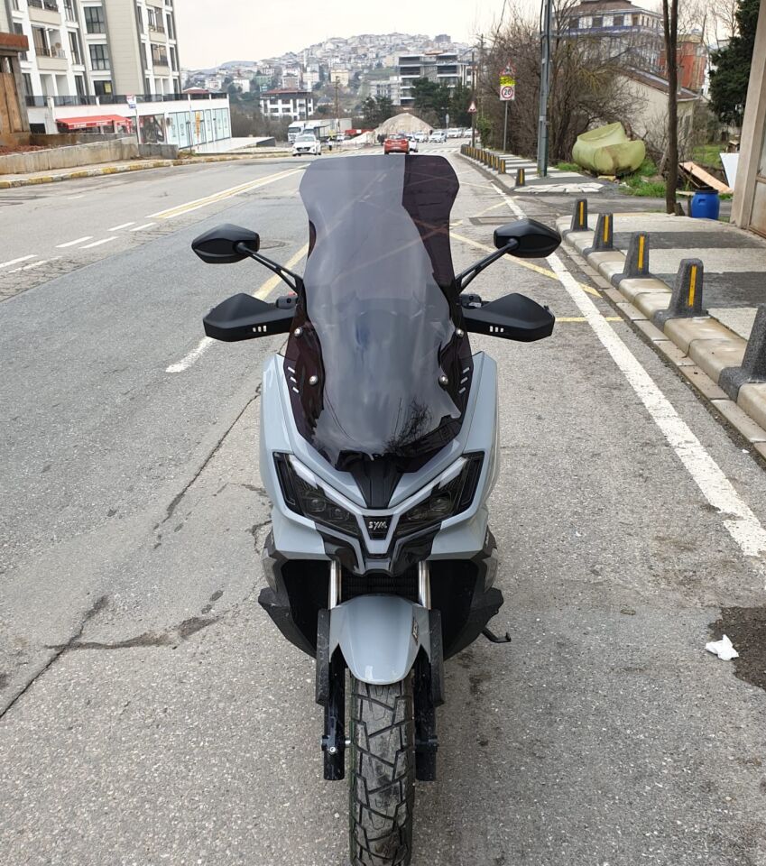 MOTOCAM SYM ADX 300 Ön Cam 2024-2026 Model 65cm Siyah Renkli 4mm ORTA BOYLU