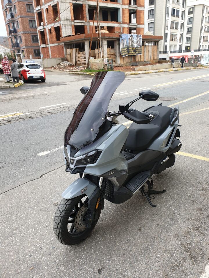 MOTOCAM SYM ADX 300 Ön Cam 2024-2026 Model 65cm Siyah Renkli 4mm ORTA BOYLU