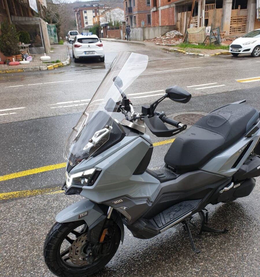 MOTOCAM SYM ADX 300 Ön Cam 2024-2026 Model 65cm Şeffaf Renkli 4mm ORTA BOYLU