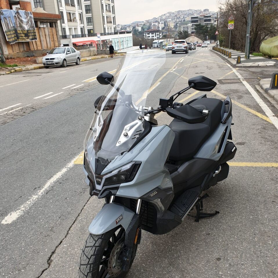 MOTOCAM SYM ADX 300 Ön Cam 2024-2026 Model 65cm Şeffaf Renkli 4mm ORTA BOYLU