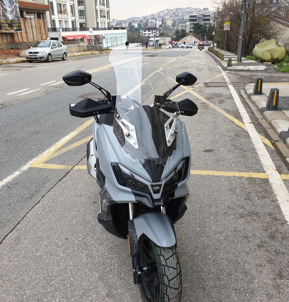 MOTOCAM SYM ADX 300 Ön Cam 2024-2026 Model 65cm Şeffaf Renkli 4mm ORTA BOYLU