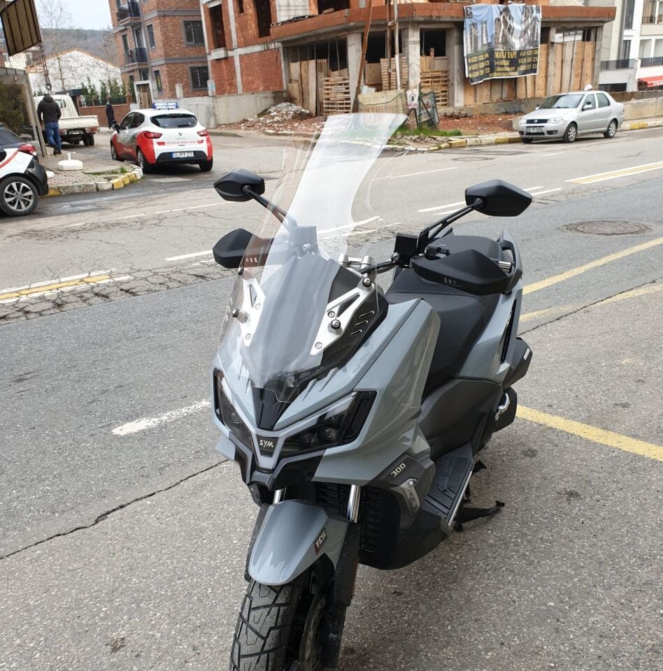 MOTOCAM SYM ADX 300 Ön Cam 2024-2026 Model 65cm Şeffaf Renkli 4mm ORTA BOYLU