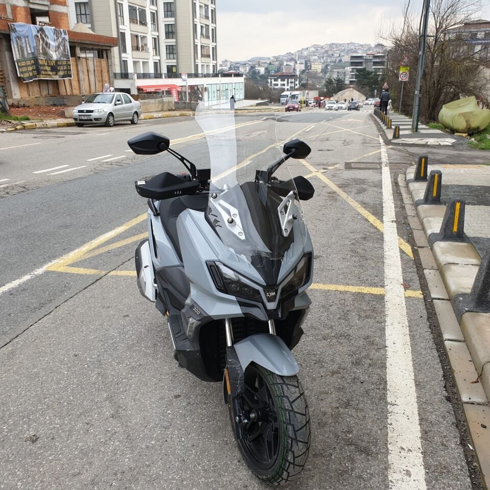 MOTOCAM SYM ADX 300 Ön Cam 2024-2026 Model 65cm Şeffaf Renkli 4mm ORTA BOYLU