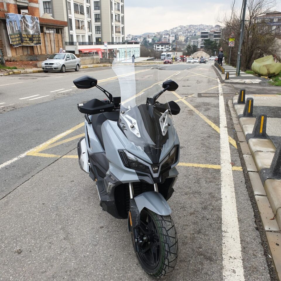 MOTOCAM SYM ADX 300 Ön Cam 2024-2026 Model 75cm Şeffaf Renkli 4mm UZUN