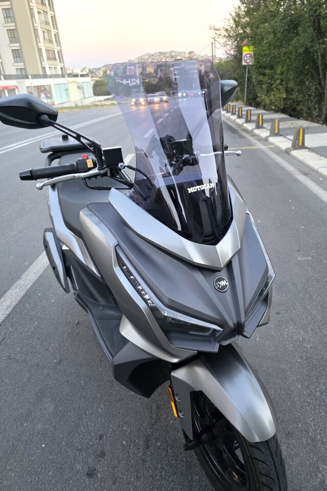 MOTOCAM Sym JET 14 EVO 200 PLUS Ön Cam 2023-2026 Model 45cm Füme Renkli 4mm