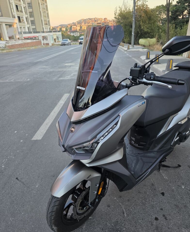 MOTOCAM Sym JET 14 EVO 200 PLUS Ön Cam 2023-2026 Model 45cm Siyah Renkli 4mm