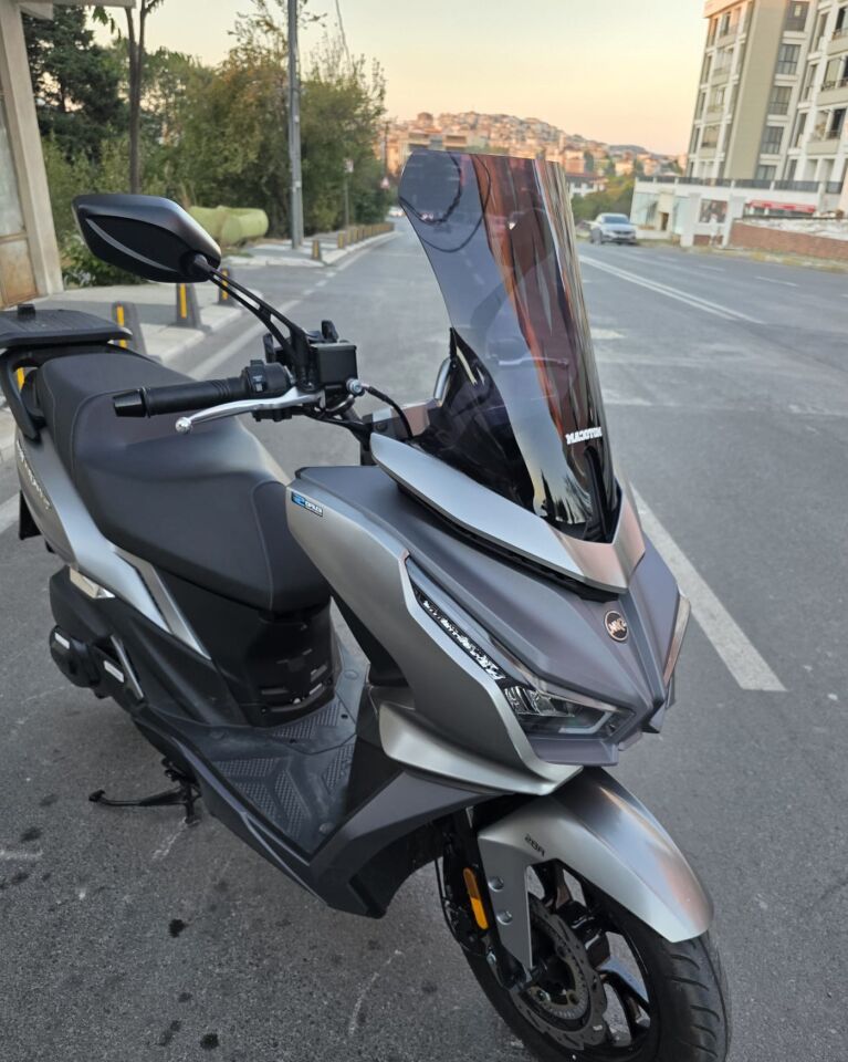 MOTOCAM Sym JET 14 EVO 200 PLUS Ön Cam 2023-2026 Model 45cm Siyah Renkli 4mm