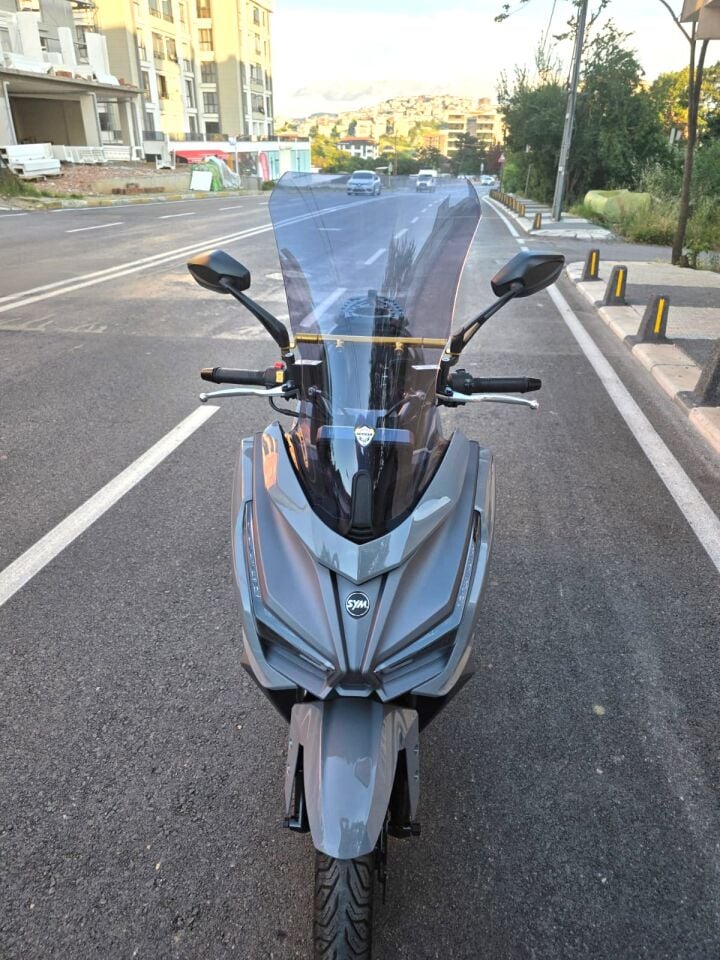 MOTOCAM Sym JET 14 EVO 200 PLUS Ön Cam 2023-2026 Model 58cm Füme Renkli 4mm