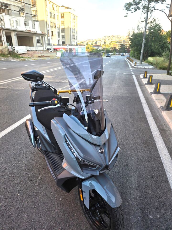 MOTOCAM Sym JET 14 EVO 200 PLUS Ön Cam 2023-2026 Model 58cm Füme Renkli 4mm