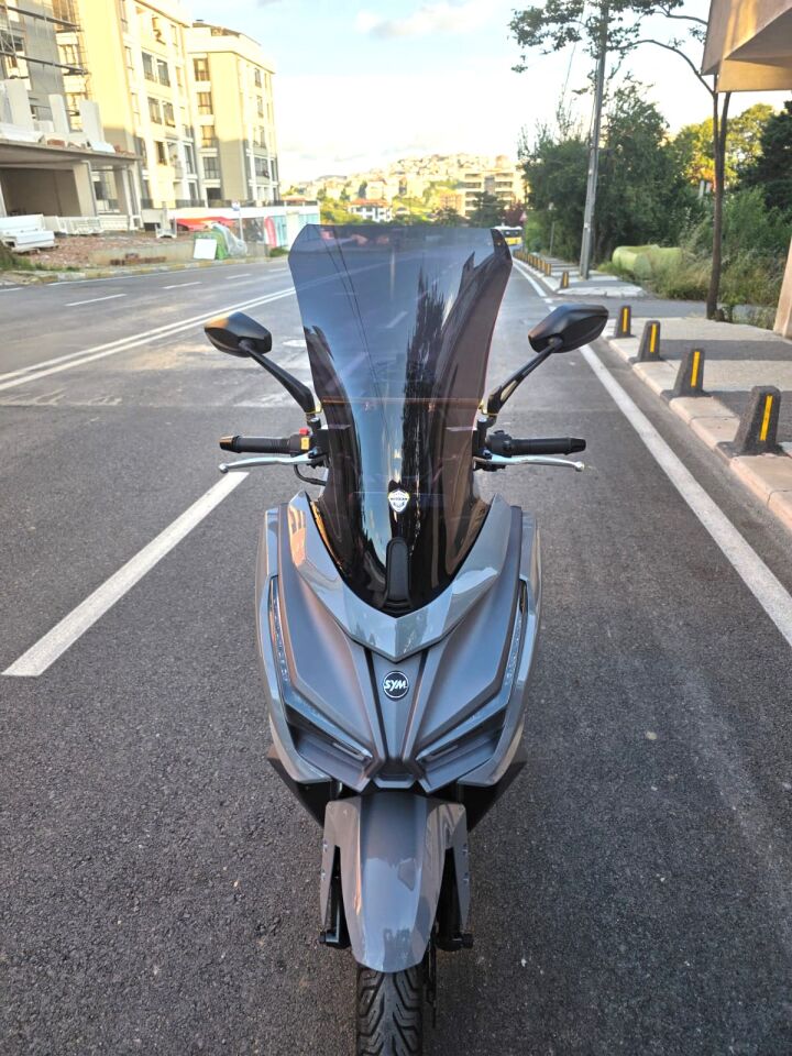 MOTOCAM Sym JET 14 EVO 200 PLUS Ön Cam 2023-2026 Model 58cm Siyah Renkli 4mm