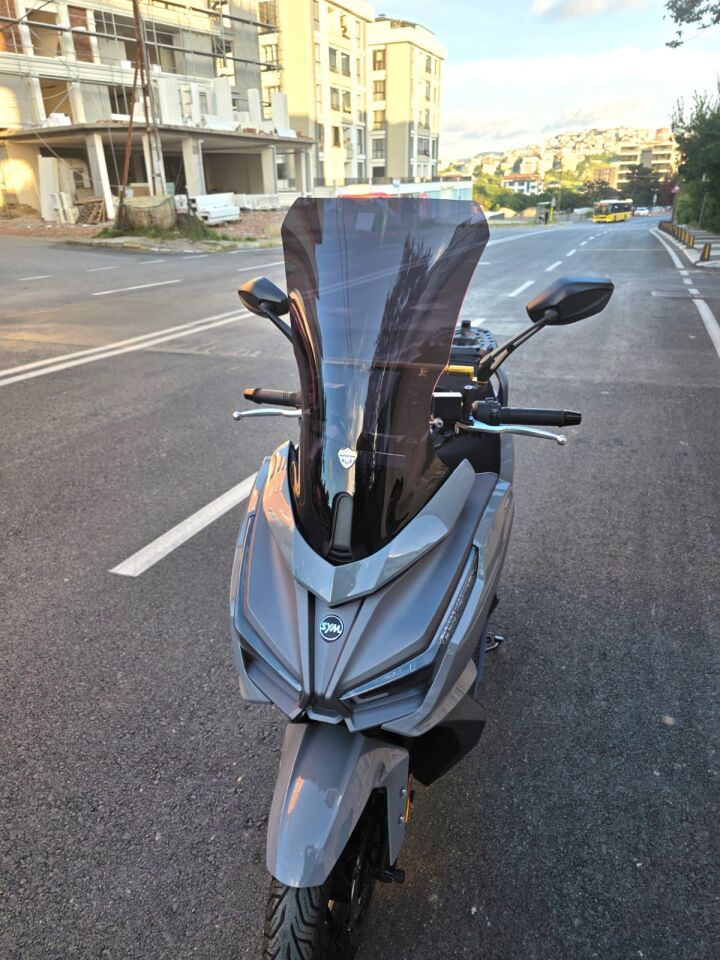 MOTOCAM Sym JET 14 EVO 200 PLUS Ön Cam 2023-2026 Model 58cm Siyah Renkli 4mm