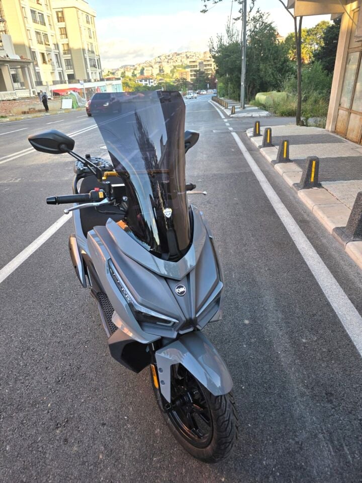 MOTOCAM Sym JET 14 EVO 200 PLUS Ön Cam 2023-2026 Model 58cm Siyah Renkli 4mm