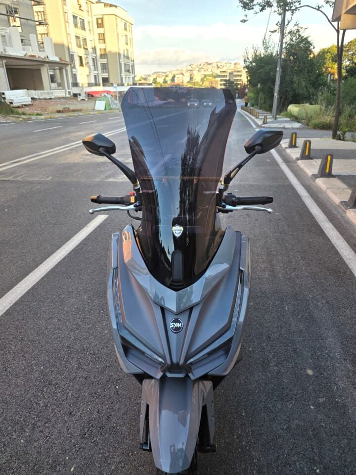 MOTOCAM Sym JET 14 EVO 200 PLUS Ön Cam 2023-2026 Model 58cm Siyah Renkli 4mm