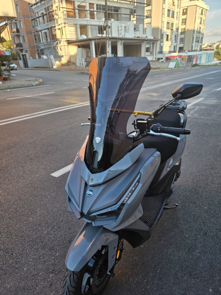 MOTOCAM Sym JET 14 EVO 200 PLUS Ön Cam 2023-2026 Model 58cm Siyah Renkli 4mm