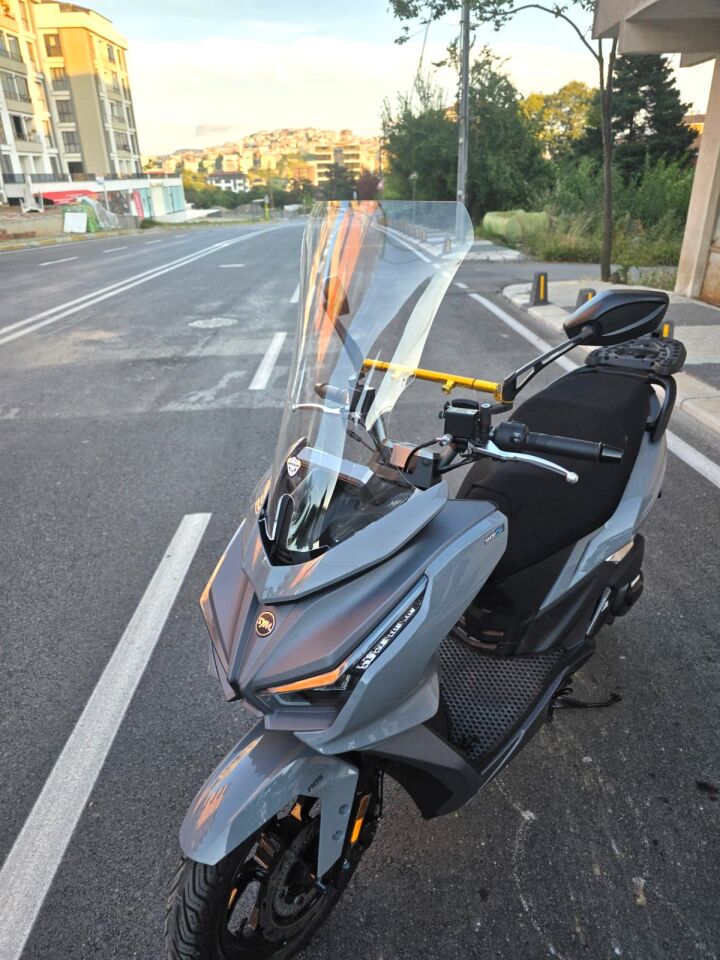 MOTOCAM Sym JET 14 EVO 200 PLUS Ön Cam 2023-2026 Model 58cm Şeffaf Renkli 4mm