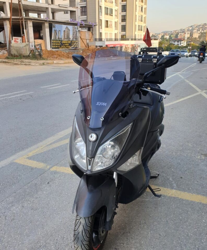 MOTOCAM SYM Joymax 250 İ Ön Cam 2013-2016 Model 54cm Füme Renkli 4mm SPORTİF