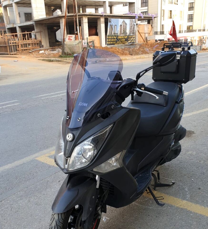 MOTOCAM SYM Joymax 250 İ Ön Cam 2013-2016 Model 54cm Füme Renkli 4mm SPORTİF