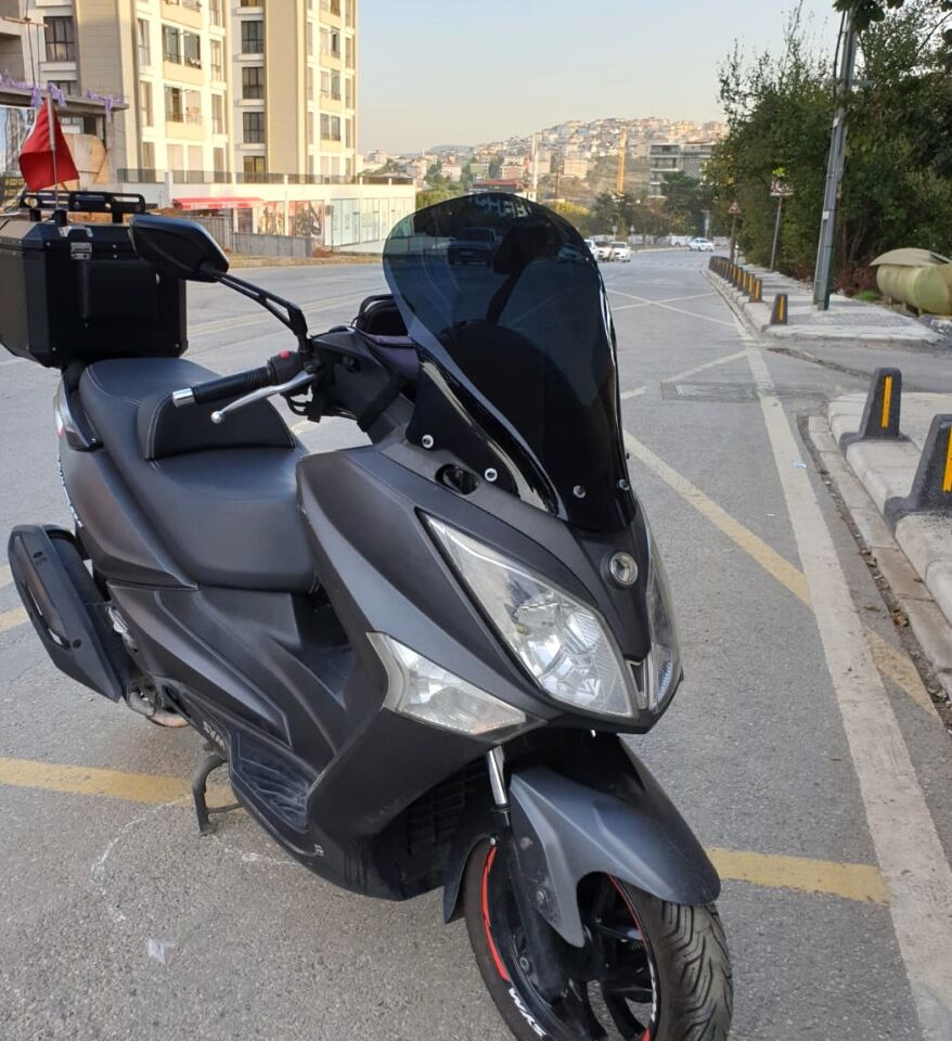 MOTOCAM SYM Joymax 250 İ Ön Cam 2013-2016 Model 54cm Siyah Renkli 4mm SPORTİF