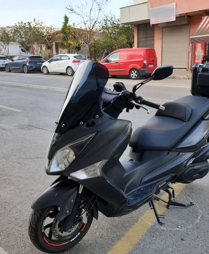 MOTOCAM SYM Joymax 250 İ Ön Cam 2013-2016 Model 54cm Siyah Renkli 4mm SPORTİF