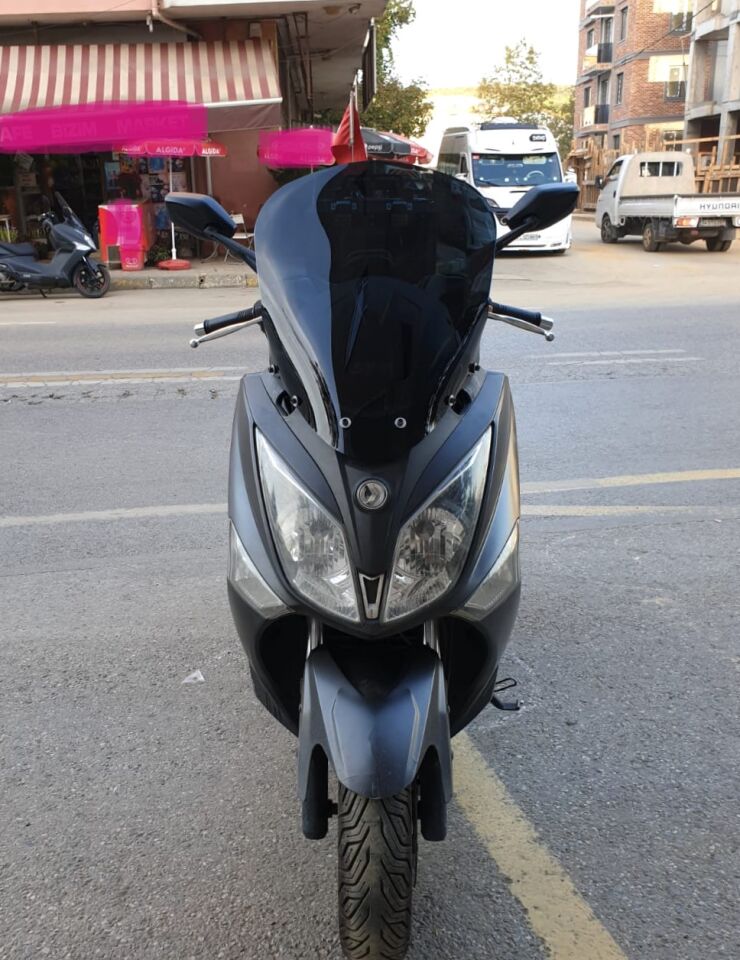 MOTOCAM SYM Joymax 250 İ Ön Cam 2013-2016 Model 54cm Siyah Renkli 4mm SPORTİF