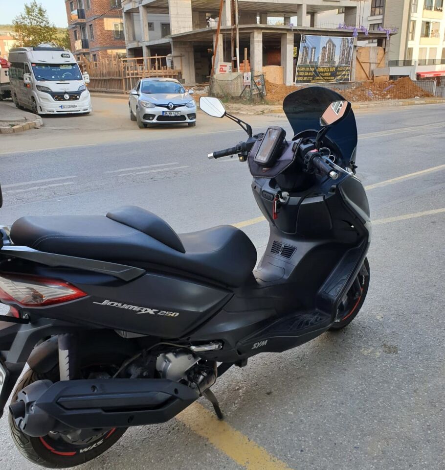 MOTOCAM SYM Joymax 250 İ Ön Cam 2013-2016 Model 54cm Siyah Renkli 4mm SPORTİF