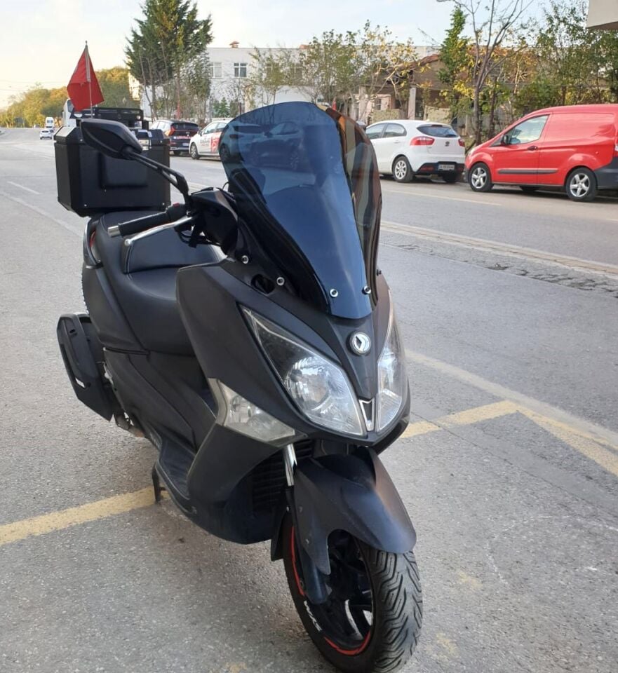 MOTOCAM SYM Joymax 250 İ Ön Cam 2013-2016 Model 54cm Siyah Renkli 4mm SPORTİF