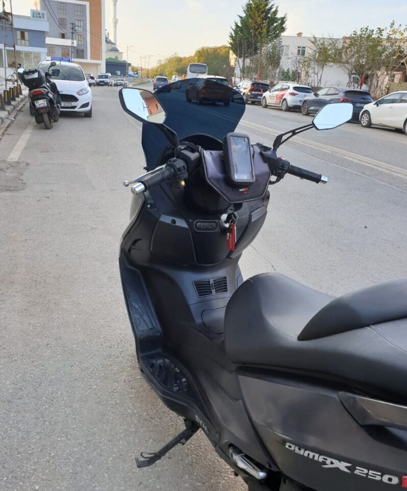 MOTOCAM SYM Joymax 250 İ Ön Cam 2013-2016 Model 54cm Siyah Renkli 4mm SPORTİF