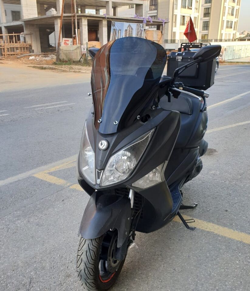 MOTOCAM SYM Joymax 250 İ Ön Cam 2013-2016 Model 54cm Siyah Renkli 4mm SPORTİF