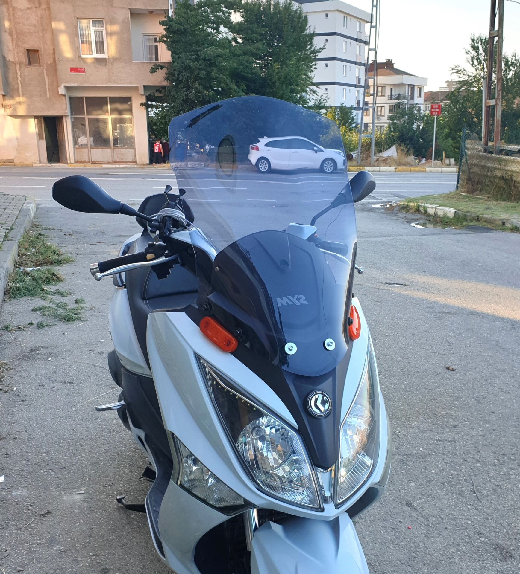 MOTOCAM SYM Joymax 250 İ Ön Cam 2013-2016 Model 65cm Füme Renkli 4mm ORTA BOYLU