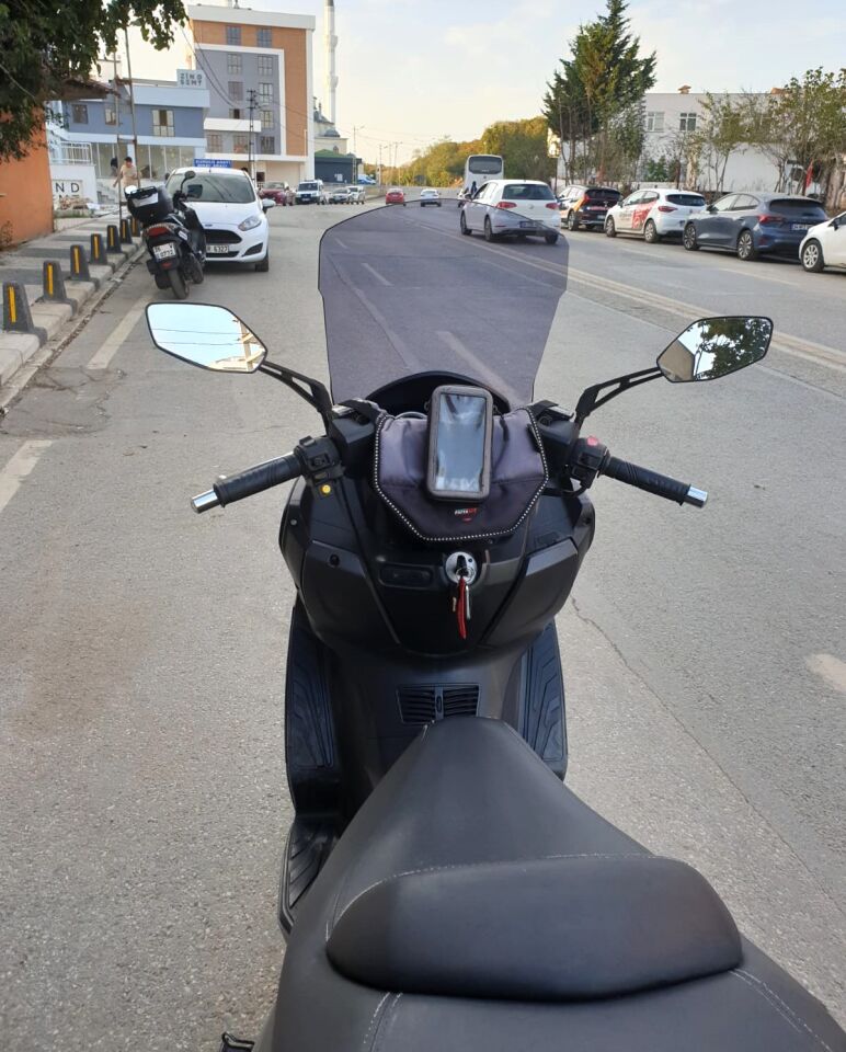 MOTOCAM SYM Joymax 250 İ Ön Cam 2013-2016 Model 65cm Füme Renkli 4mm ORTA BOYLU