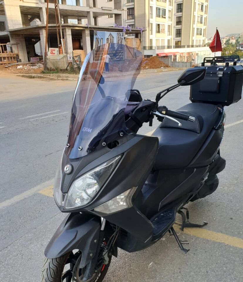 MOTOCAM SYM Joymax 250 İ Ön Cam 2013-2016 Model 65cm Füme Renkli 4mm ORTA BOYLU