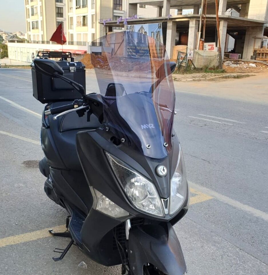 MOTOCAM SYM Joymax 250 İ Ön Cam 2013-2016 Model 65cm Füme Renkli 4mm ORTA BOYLU