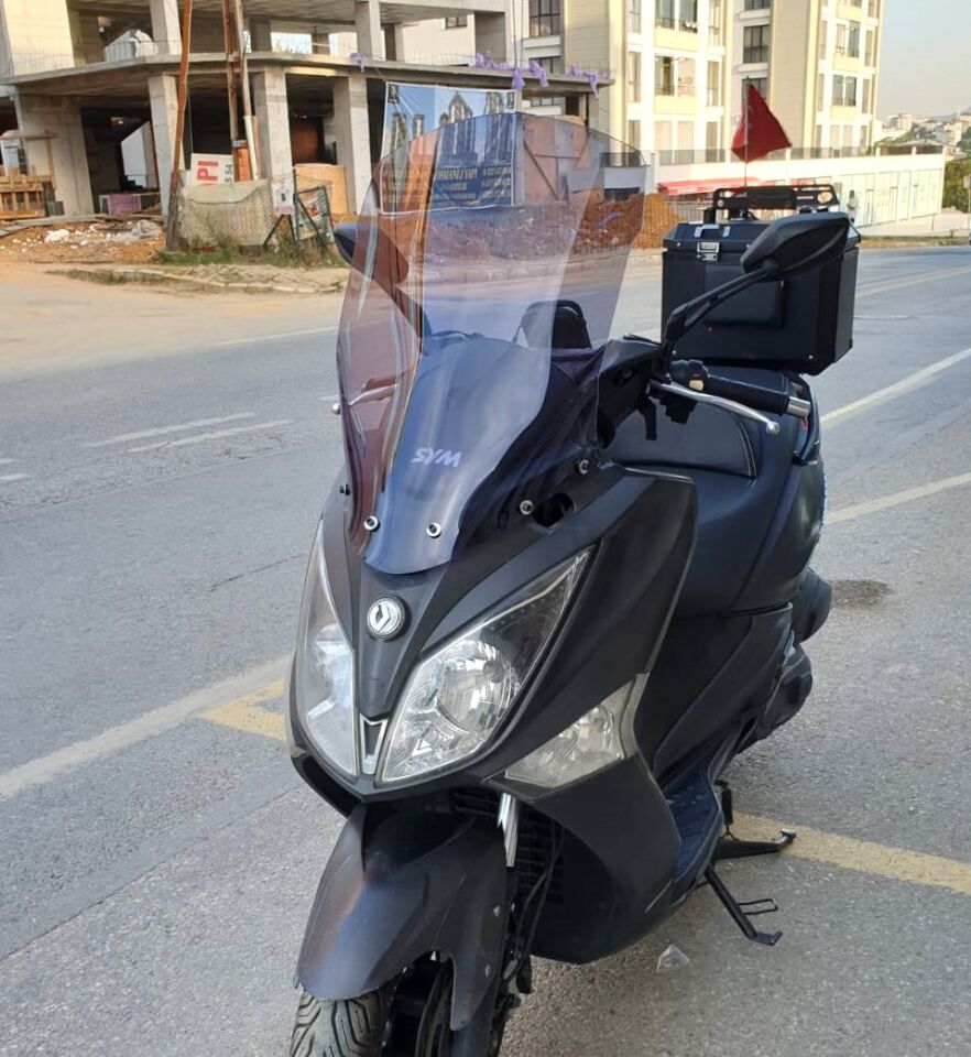 MOTOCAM SYM Joymax 250 İ Ön Cam 2013-2016 Model 65cm Füme Renkli 4mm ORTA BOYLU