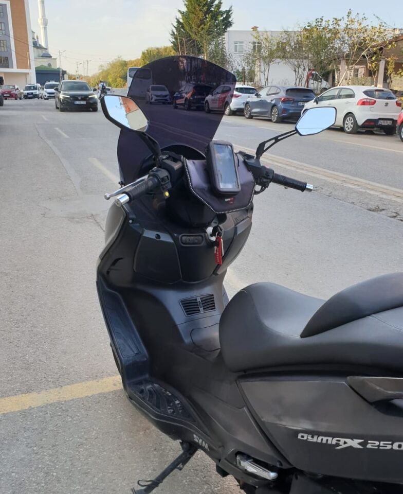 MOTOCAM SYM Joymax 250 İ Ön Cam 2013-2016 Model 65cm Siyah Renkli 4mm ORTA BOYLU