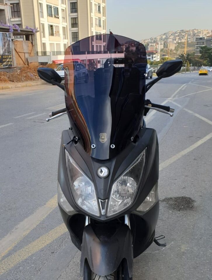 MOTOCAM SYM Joymax 250 İ Ön Cam 2013-2016 Model 65cm Siyah Renkli 4mm ORTA BOYLU