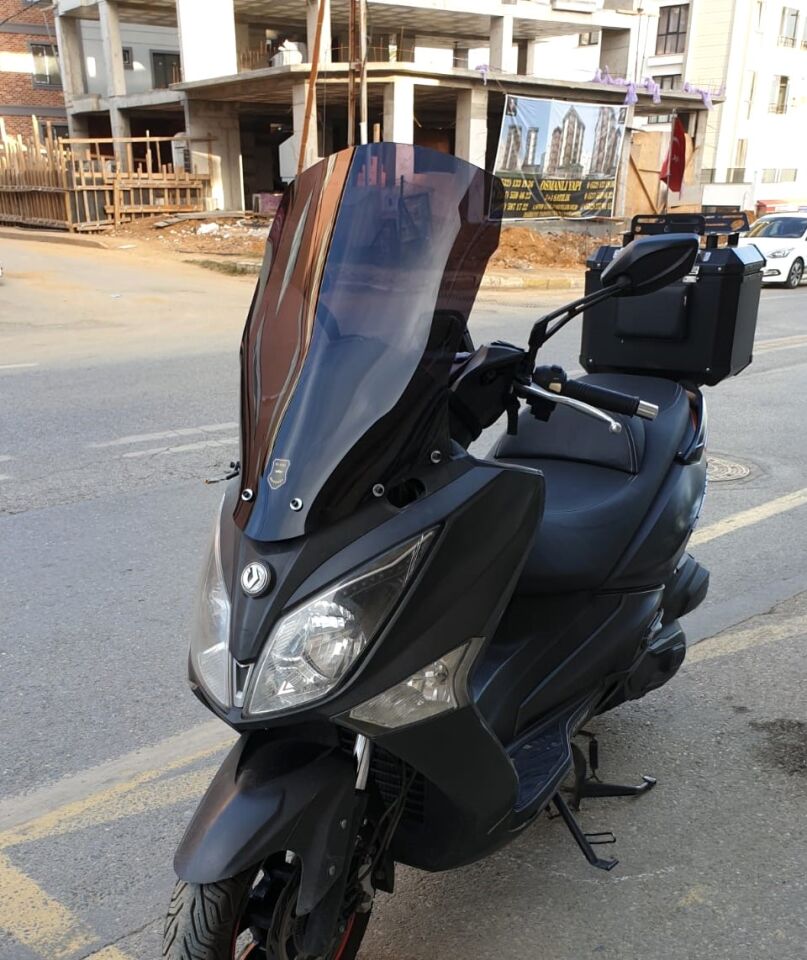 MOTOCAM SYM Joymax 250 İ Ön Cam 2013-2016 Model 65cm Siyah Renkli 4mm ORTA BOYLU