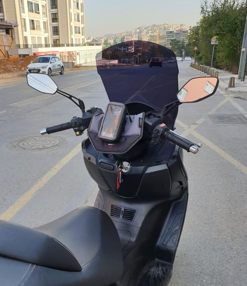 MOTOCAM SYM Joymax 250 İ Ön Cam 2013-2016 Model 65cm Siyah Renkli 4mm ORTA BOYLU