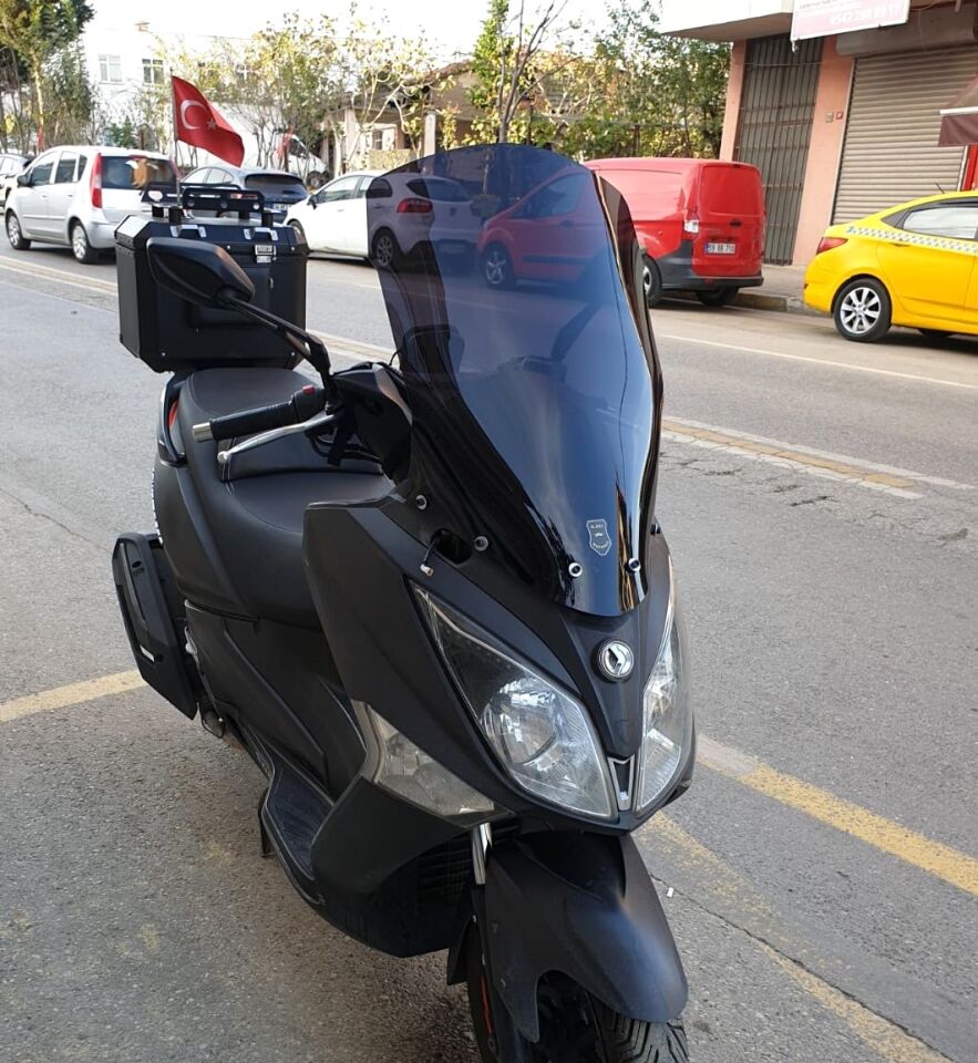 MOTOCAM SYM Joymax 250 İ Ön Cam 2013-2016 Model 65cm Siyah Renkli 4mm ORTA BOYLU