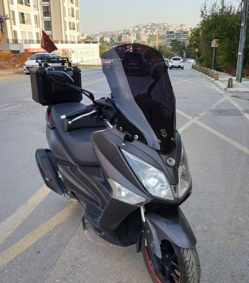 MOTOCAM SYM Joymax 250 İ Ön Cam 2013-2016 Model 75cm Siyah Renkli 4mm İADE YOKTUR