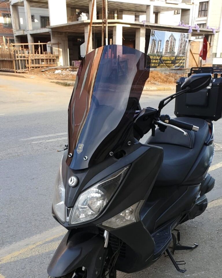 MOTOCAM SYM Joymax 250 İ Ön Cam 2013-2016 Model 75cm Siyah Renkli 4mm İADE YOKTUR