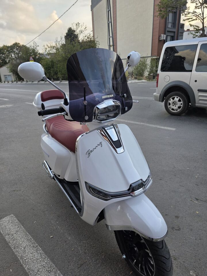 MOTOCAM Yuki Mojito 125 Ön Cam 2022-2026 Model 39cm Siyah Renkli 4mm APARATSIZ